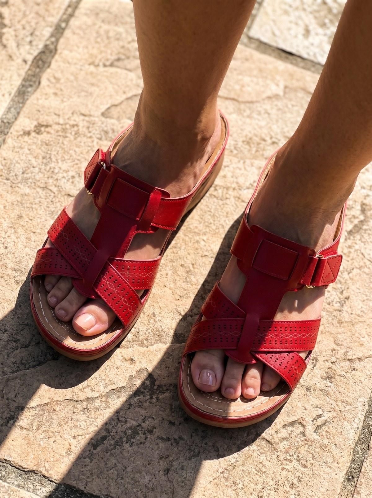 Sandales à semelle épaisse et brides croisées
